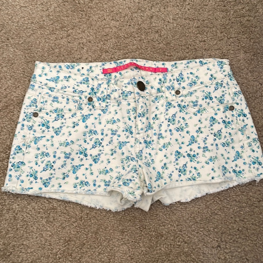 Tinseltown Floral shorts size 7 fits like 26